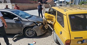 2 otomobil çarpıştı: 3 yaralı