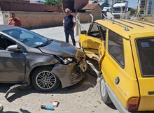 2 otomobil çarpıştı: 3 yaralı