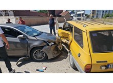 2 otomobil çarpıştı: 3 yaralı
