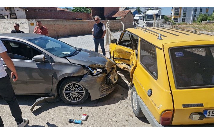 2 otomobil çarpıştı: 3 yaralı