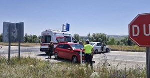 2 otomobil çarpıştı: 4 yaralı