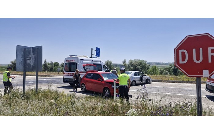 2 otomobil çarpıştı: 4 yaralı