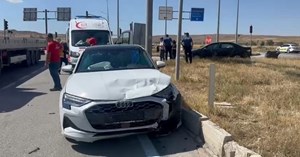 2 otomobil çarpıştı: 4 yaralı