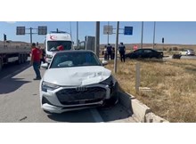 2 otomobil çarpıştı: 4 yaralı