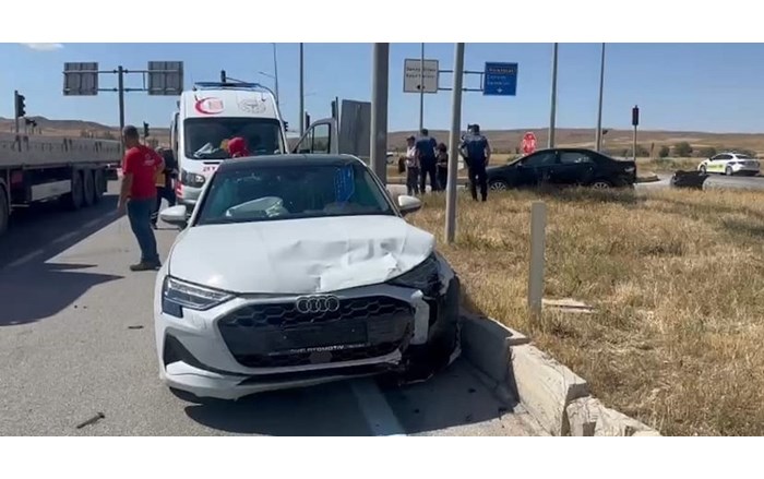 2 otomobil çarpıştı: 4 yaralı