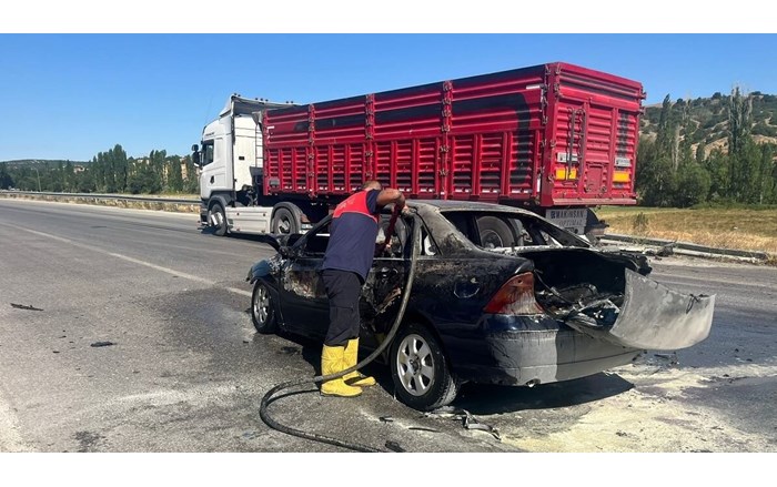 2 otomobil çarpıştı: 4 yaralı