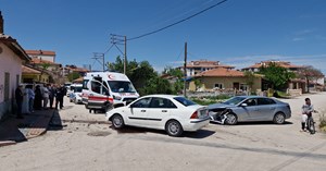 2 otomobil çarpıştı: 8 yaralı