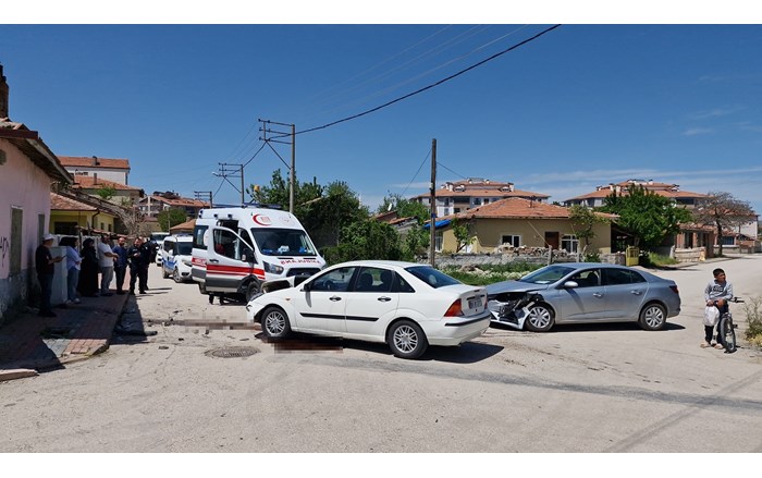 2 otomobil çarpıştı: 8 yaralı