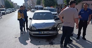 2 otomobil kafa kafaya çarpıştı: 3 yaralı