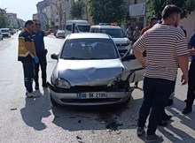 2 otomobil kafa kafaya çarpıştı: 3 yaralı