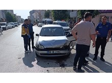 2 otomobil kafa kafaya çarpıştı: 3 yaralı