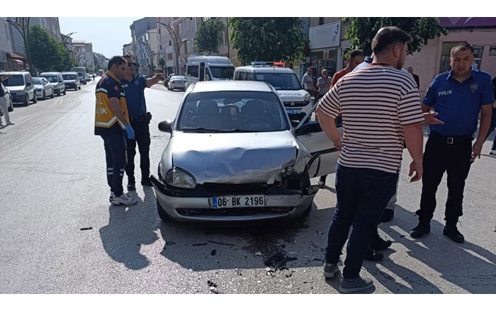 2 otomobil kafa kafaya çarpıştı: 3 yaralı