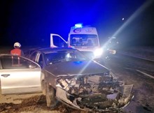 2 otomobil kafa kafaya çarpıştı: 4 yaralı