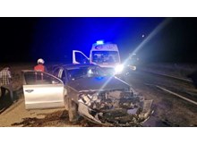 2 otomobil kafa kafaya çarpıştı: 4 yaralı