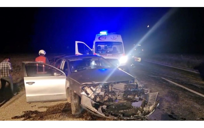 2 otomobil kafa kafaya çarpıştı: 4 yaralı