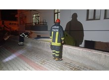 3 katlı binanın çatısına çıktı, polis ikna etti