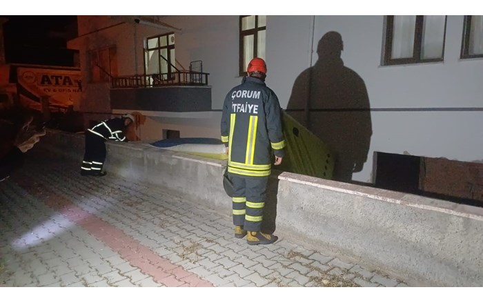 3 katlı binanın çatısına çıktı, polis ikna etti