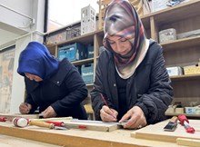 Ahşap tasarımına kadın eli değdi