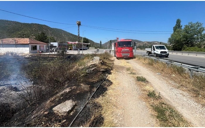 Akaryakıt istasyonu yanında yangın
