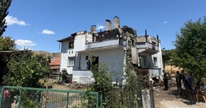 Alevlere teslim olan ev kullanılmaz hale geldi