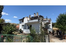 Alevlere teslim olan ev kullanılmaz hale geldi