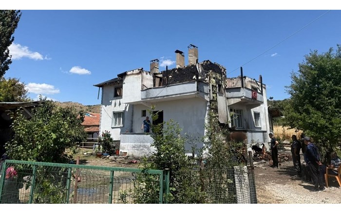 Alevlere teslim olan ev kullanılmaz hale geldi