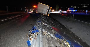 Alkol yüklü tır devrildi