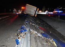 Alkol yüklü tır devrildi