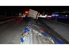 Alkol yüklü tır devrildi