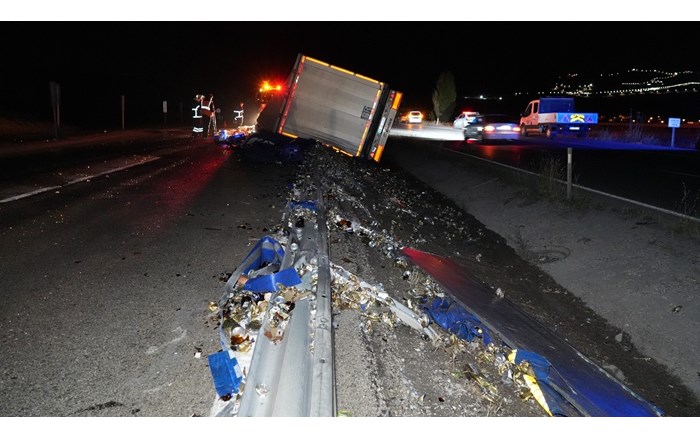 Alkol yüklü tır devrildi