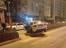 Alkollü sürücü otomobili ile orta refüje çıktı