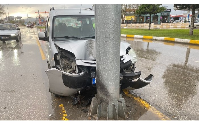 Araç, direğe çarptı: 2 yaralı