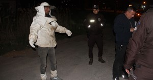 Arı kovanı yüklü kamyonet devrildi