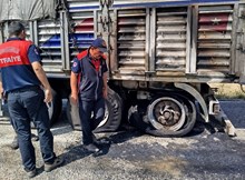 Balataları tutuşan tırın küle dönmesini itfaiye önledi