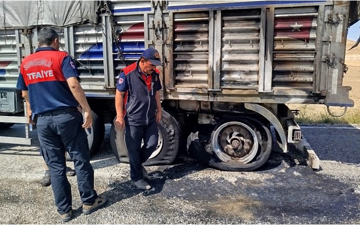 Balataları tutuşan tırın küle dönmesini itfaiye önledi