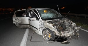 Bariyerlere çarpan araçtan fırlayan genç, olay yerinde can verdi