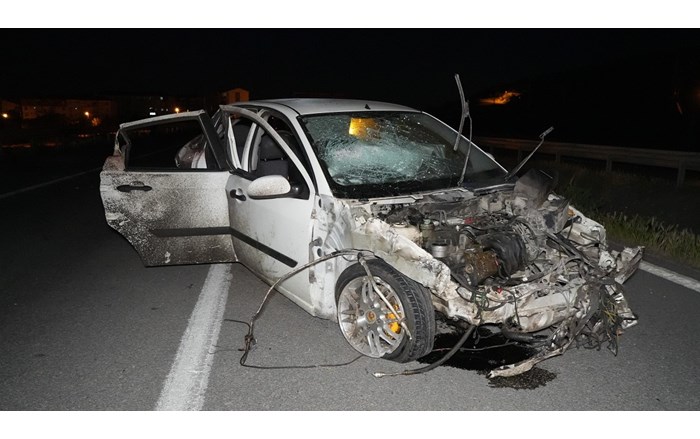 Bariyerlere çarpan araçtan fırlayan genç, olay yerinde can verdi