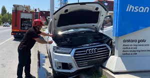 Benzin istasyonunun tabelasına çarptı