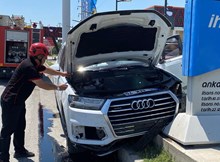 Benzin istasyonunun tabelasına çarptı