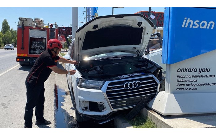 Benzin istasyonunun tabelasına çarptı