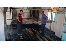 Camide çıkan yangını itfaiye söndürdü