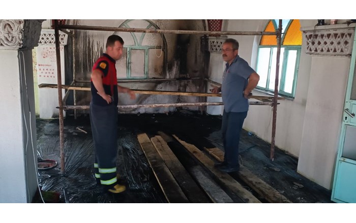 Camide çıkan yangını itfaiye söndürdü