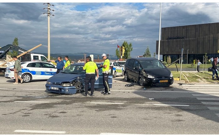 Çorum'da 2 otomobil çarpıştı: 3 yaralı
