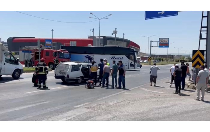 Çorum'da 2 otomobil çarpıştı: 3 yaralı