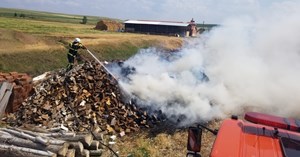 Çorum'da 7 ton odun ve kereste alev alev yandı