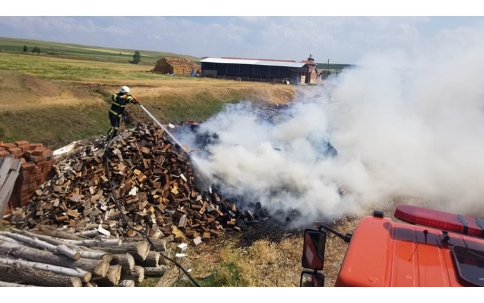 Çorum'da 7 ton odun ve kereste alev alev yandı