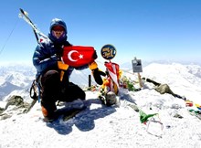 Çorumlu sporcudan Kırgızistan dağlarında 30 Ağustos kutlaması