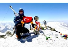 Çorumlu sporcudan Kırgızistan dağlarında 30 Ağustos kutlaması