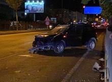 Demir korkuluklara çarpan otomobildeki 2 kişi yaralandı