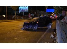 Demir korkuluklara çarpan otomobildeki 2 kişi yaralandı